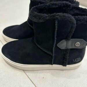 UGG Women's Aika Water Resistant Platform Sneaker Boots 7.5 new no box